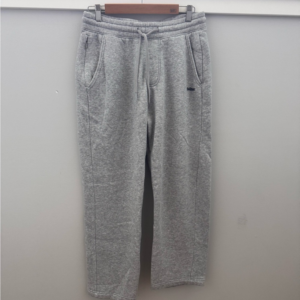 Hollister Relaxed Logo Sweatpants in Heather gray. Size M